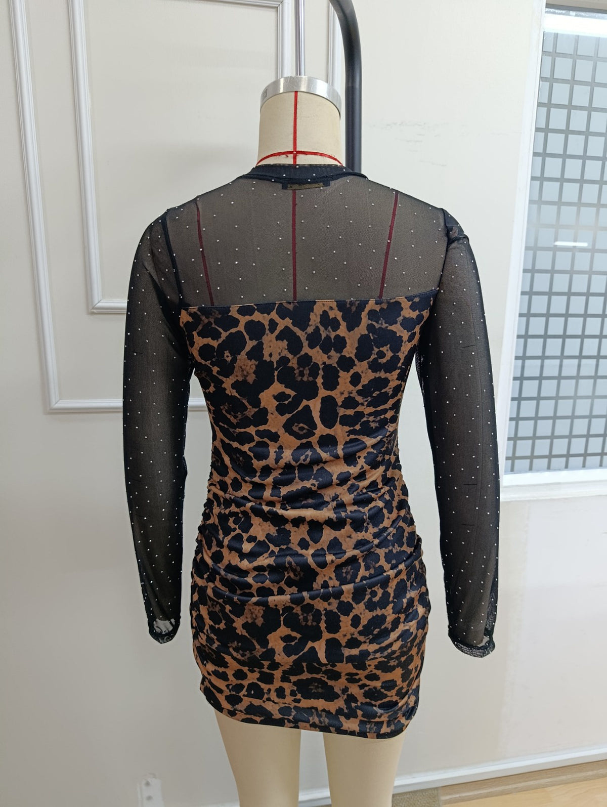 Kadın Uzun Kollu Taşlı Tül Detaylı Leopar Desenli Modal Kısa Elbise