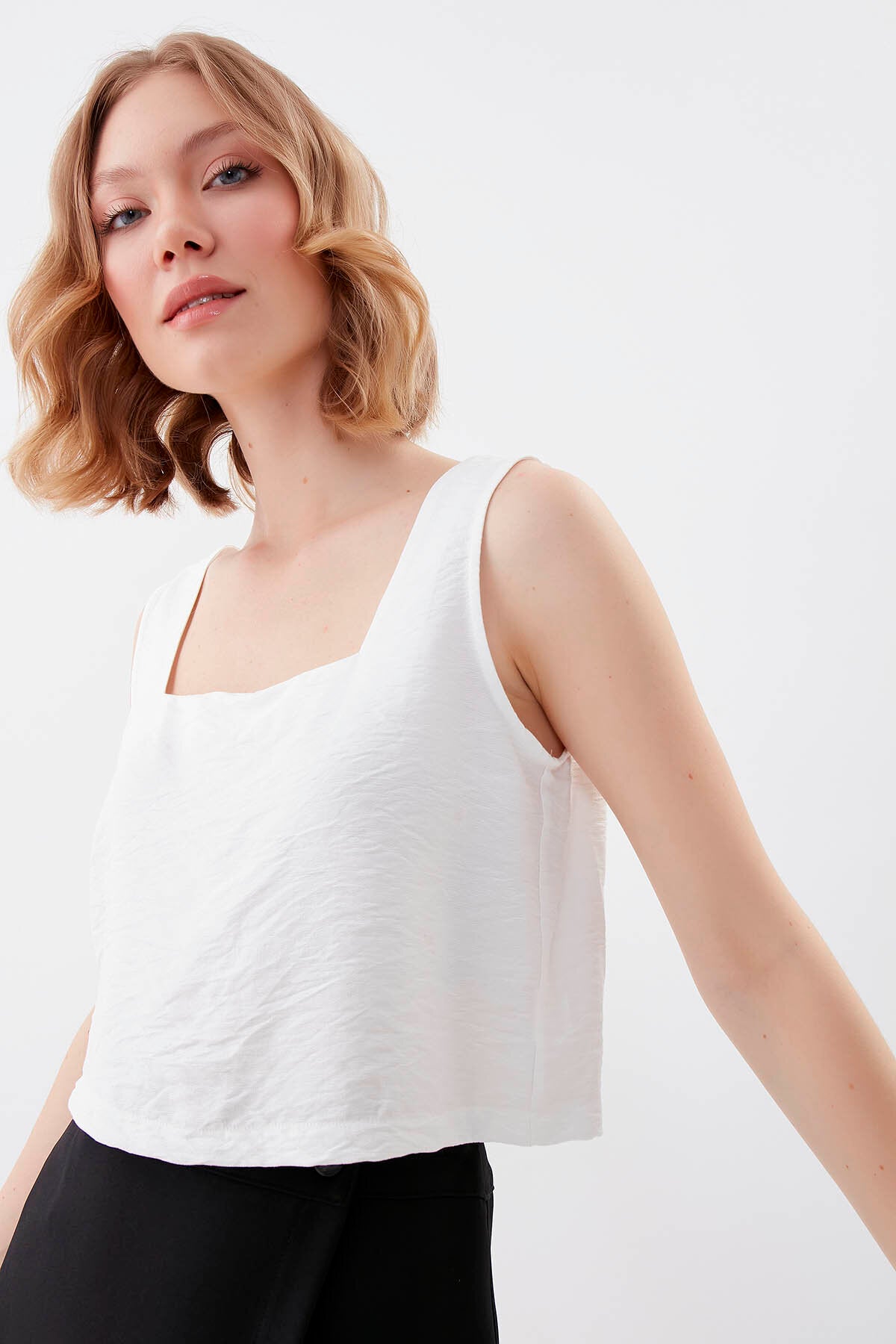 Kare Yaka Sıfır Kol Crop Bluz