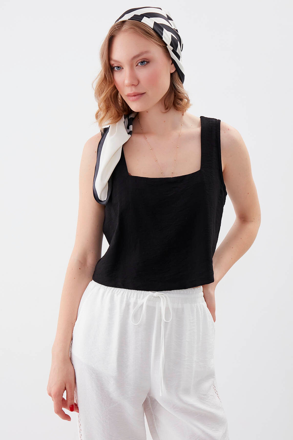 Kare Yaka Sıfır Kol Crop Bluz