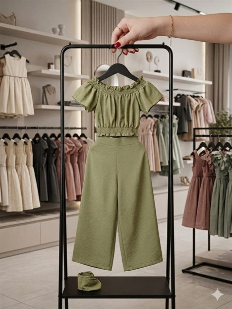 Kız Çocuk Düşük Omuz Beli ve Kolları Lastikli Bluz ve Pantalon 2`li Takım