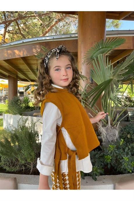 Kız Çocuk Kahverengi Triko Süveter Beyaz Gömlek Kazayağı Model Pantolon 3'lü Takım Hardal 12 Yaş