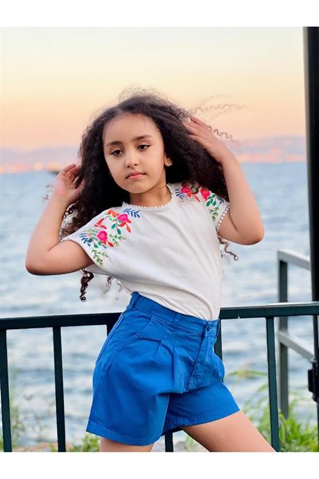 Kız Çocuk Nakışlı Beyaz Bluz Renkli Pensli Şort Şapka 3'lü Takım Saks 8 Yaş