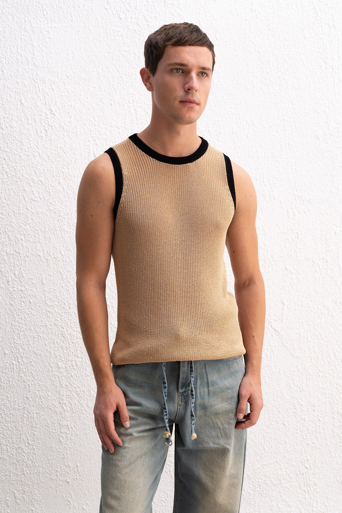 KONTRAST DETAYLI KOLSUZ TRİKO BEJ T-SHIRT - BEJ S-M