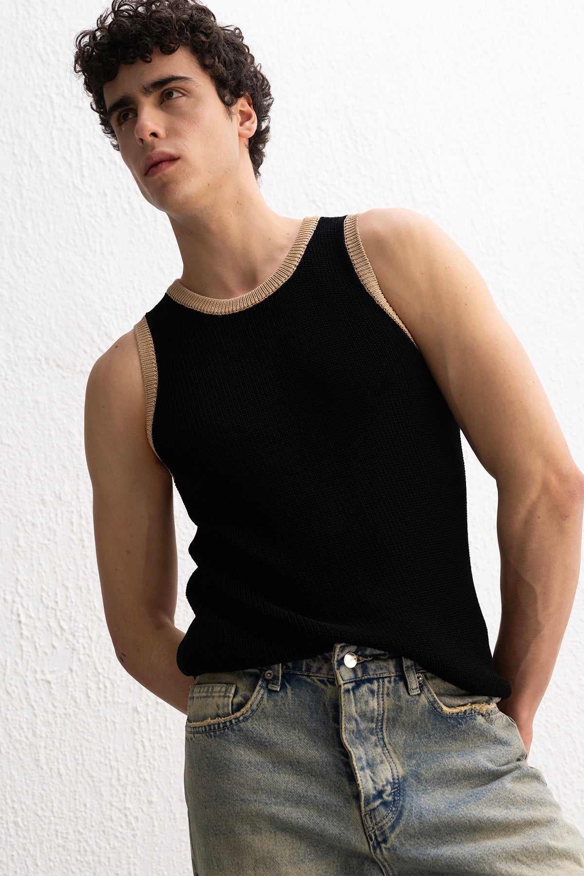 KONTRAST DETAYLI KOLSUZ TRİKO SİYAH  T-SHIRT - SİYAH S-M