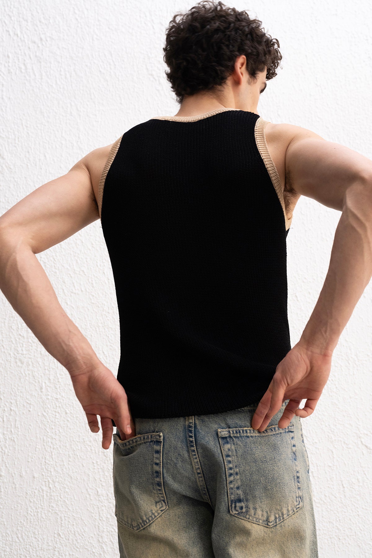 KONTRAST DETAYLI KOLSUZ TRİKO SİYAH  T-SHIRT