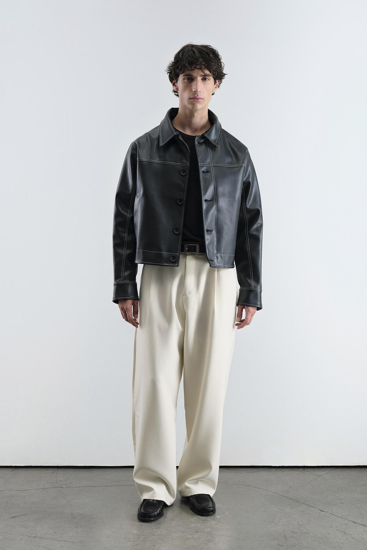 KONTRAST DİKİŞ DETAYLI SİYAH DERİ CEKET