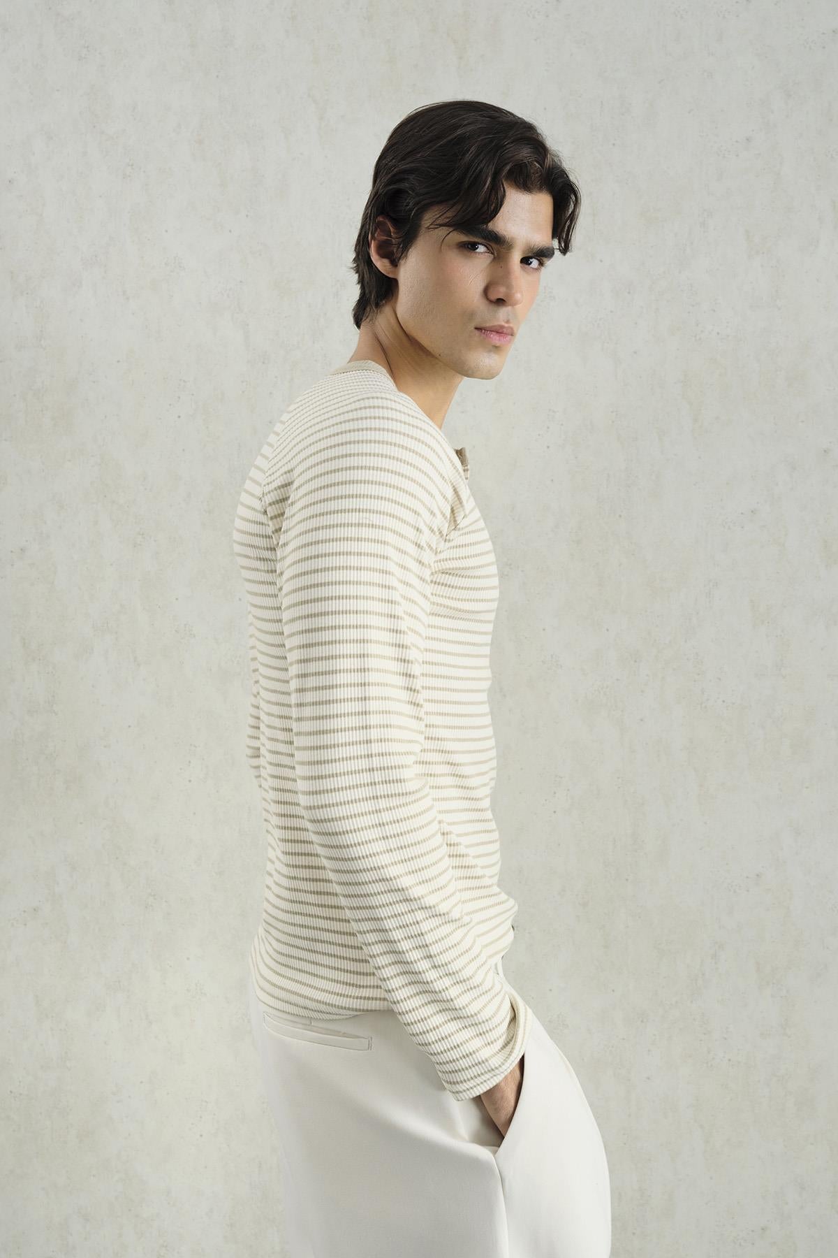 KONTRAST YAKALI ÇİZGİLİ BEJ T-SHIRT