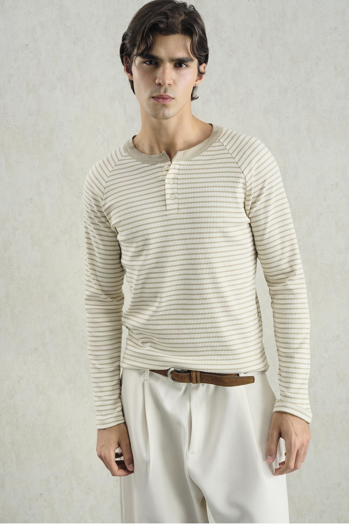 KONTRAST YAKALI ÇİZGİLİ BEJ T-SHIRT