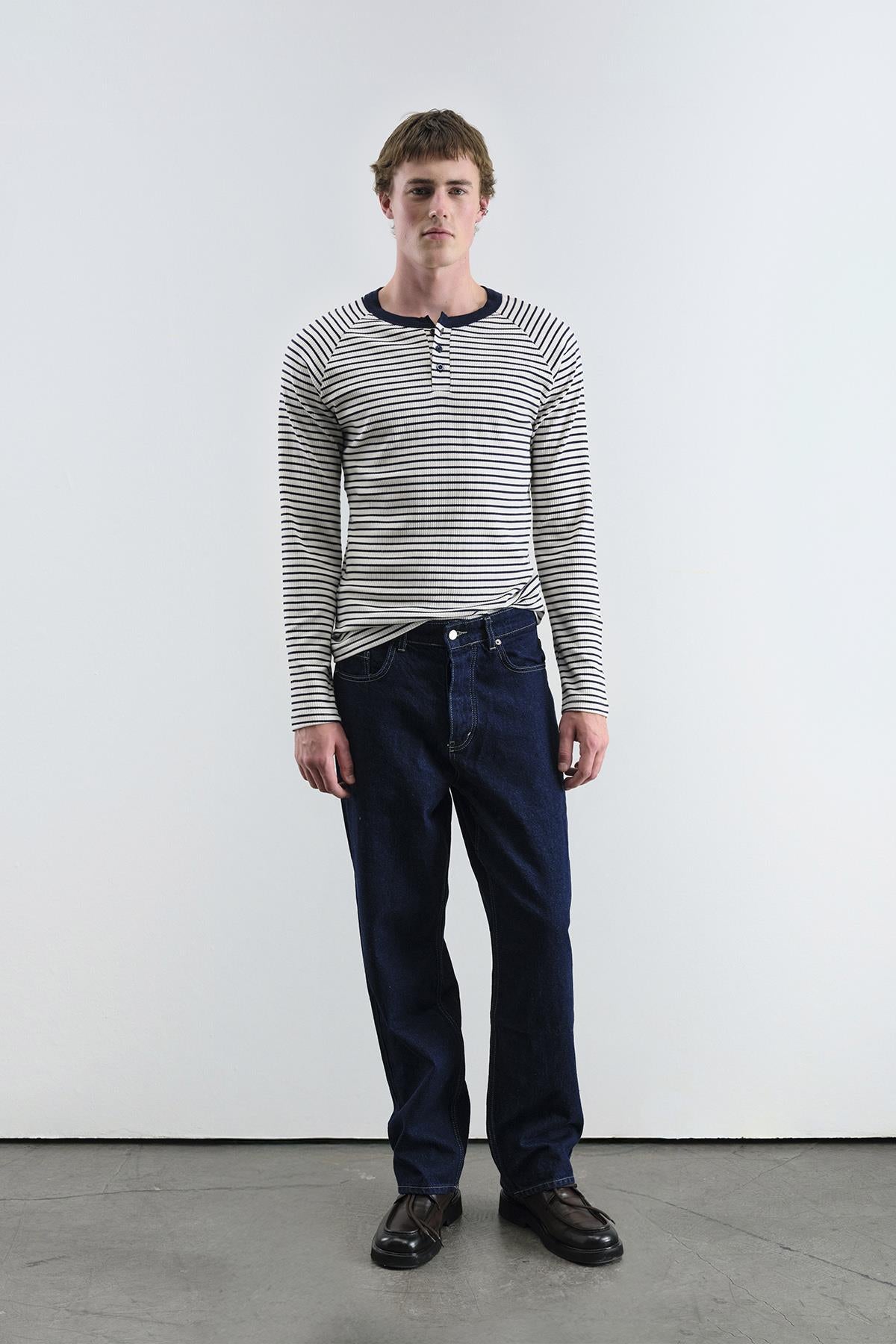 KONTRAST YAKALI ÇİZGİLİ LACİVERT T-SHIRT