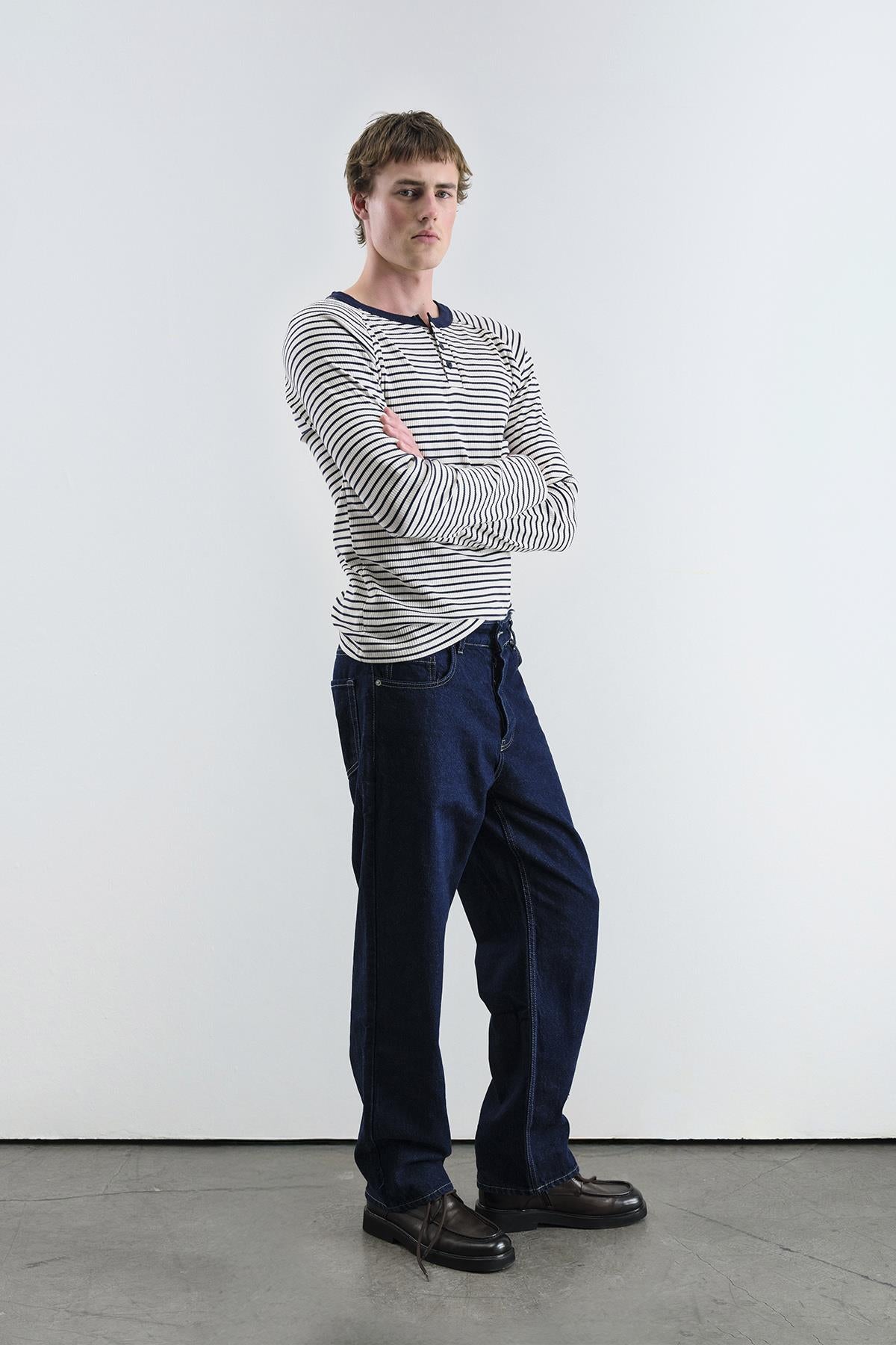 KONTRAST YAKALI ÇİZGİLİ LACİVERT T-SHIRT