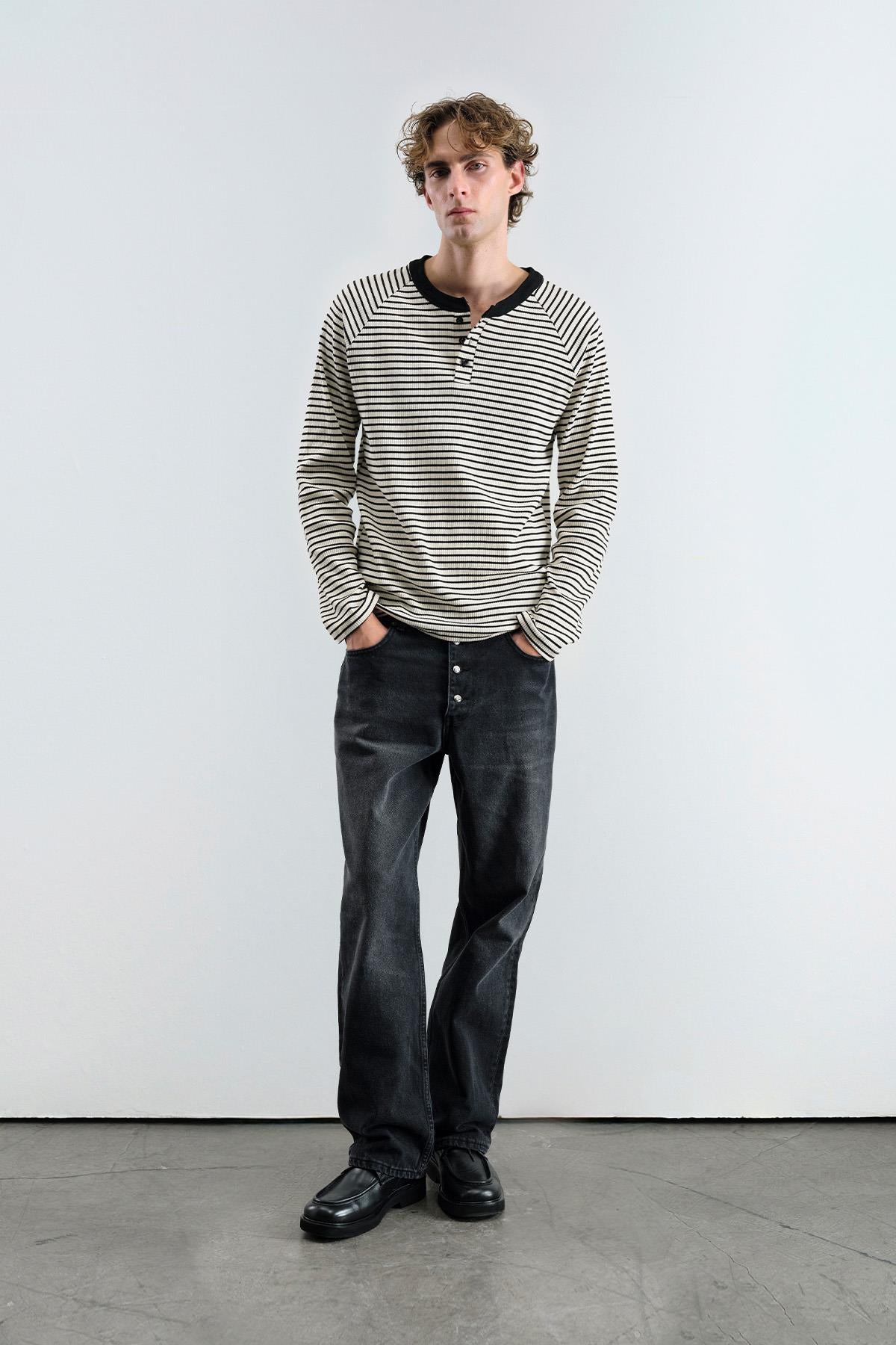 KONTRAST YAKALI ÇİZGİLİ SİYAH T-SHIRT