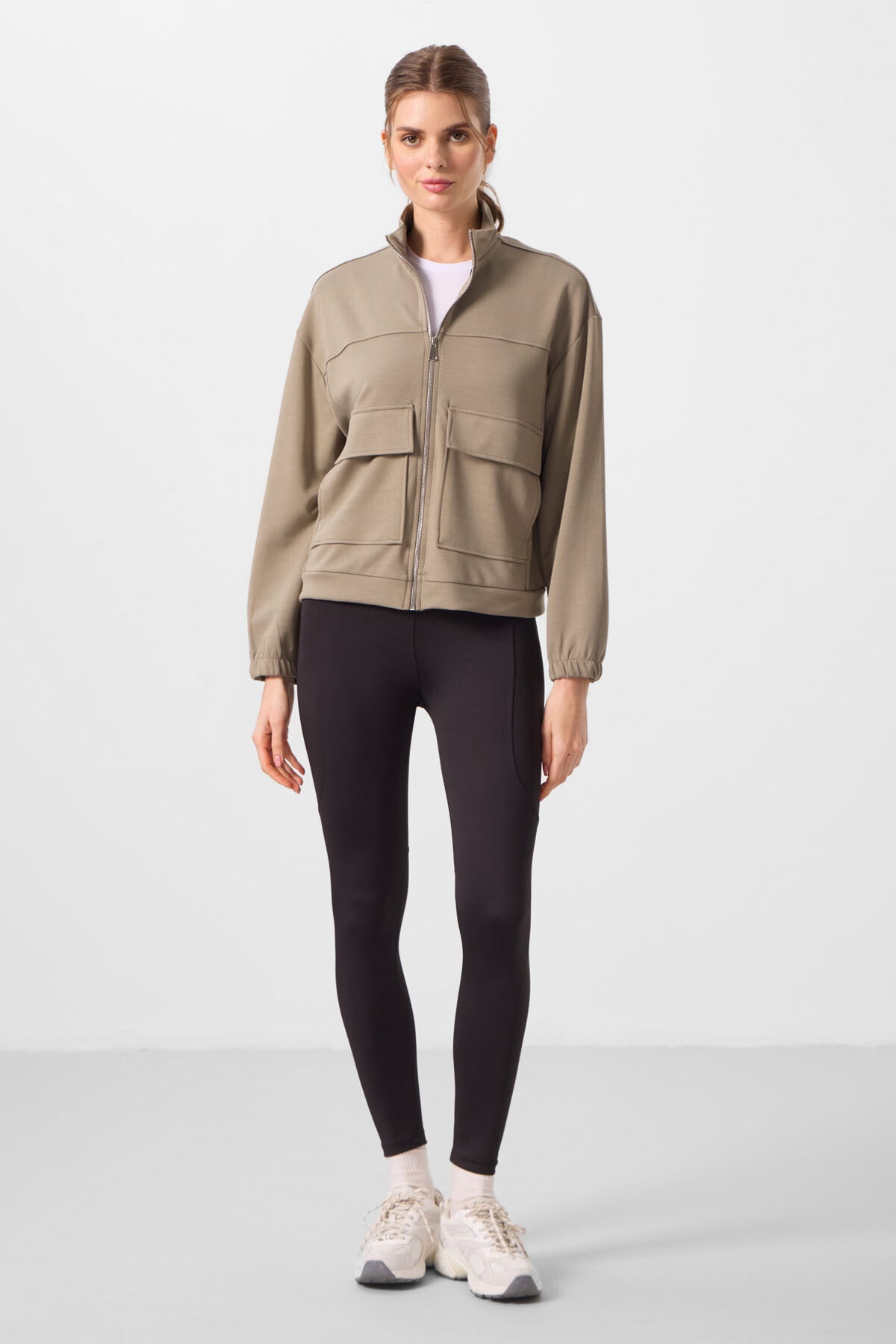 Koyu Bej Yumuşak Dokulu Dik Yaka Oversize Kargo Cepli Kadın Crop Top Sweatshirt - 97301