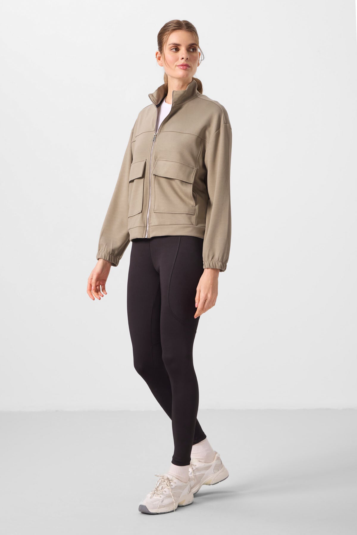 Koyu Bej Yumuşak Dokulu Dik Yaka Oversize Kargo Cepli Kadın Crop Top Sweatshirt - 97301