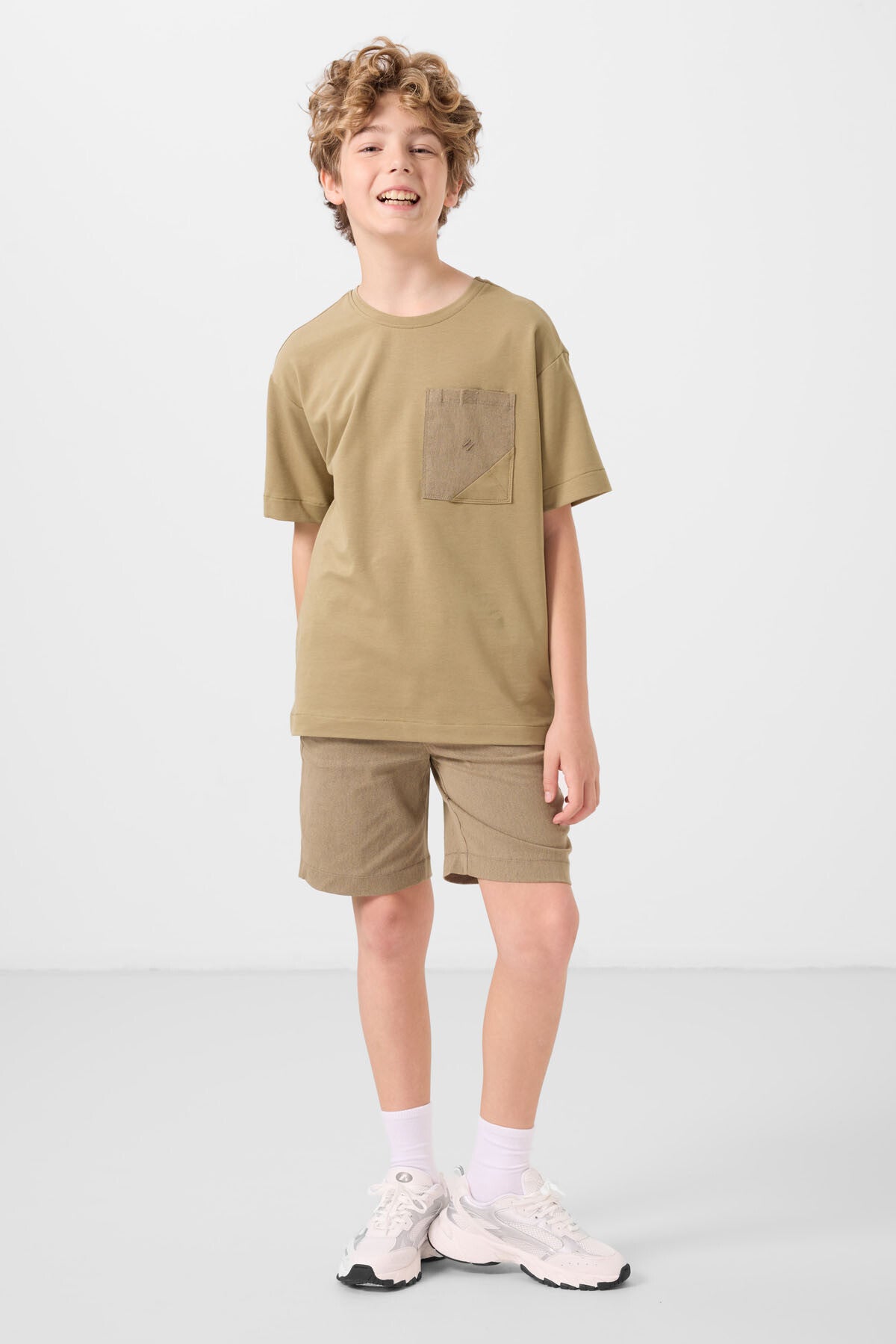 Koyu Bej-Camel Pamuklu Oversize Fit Dokuma Hafif Esnek Chino Erkek Çocuk Şort Takım - 11278