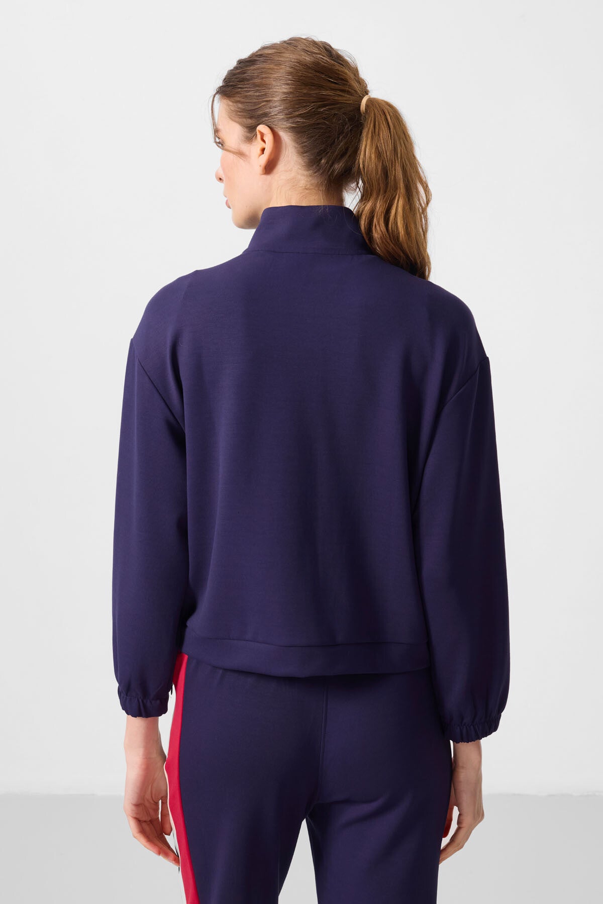 Koyu Mor Yumuşak Dokulu Dik Yaka Oversize Kargo Cepli Kadın Crop Top Sweatshirt - 97301