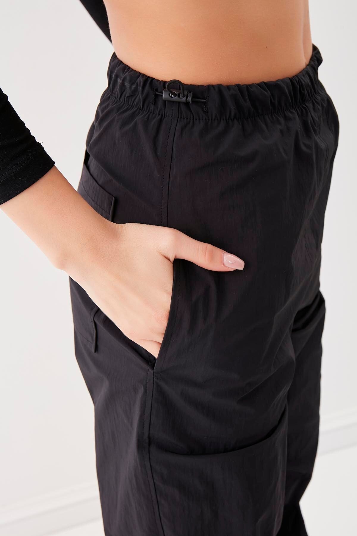 Lastik Detaylı Paraşüt Kumaş Pantolon