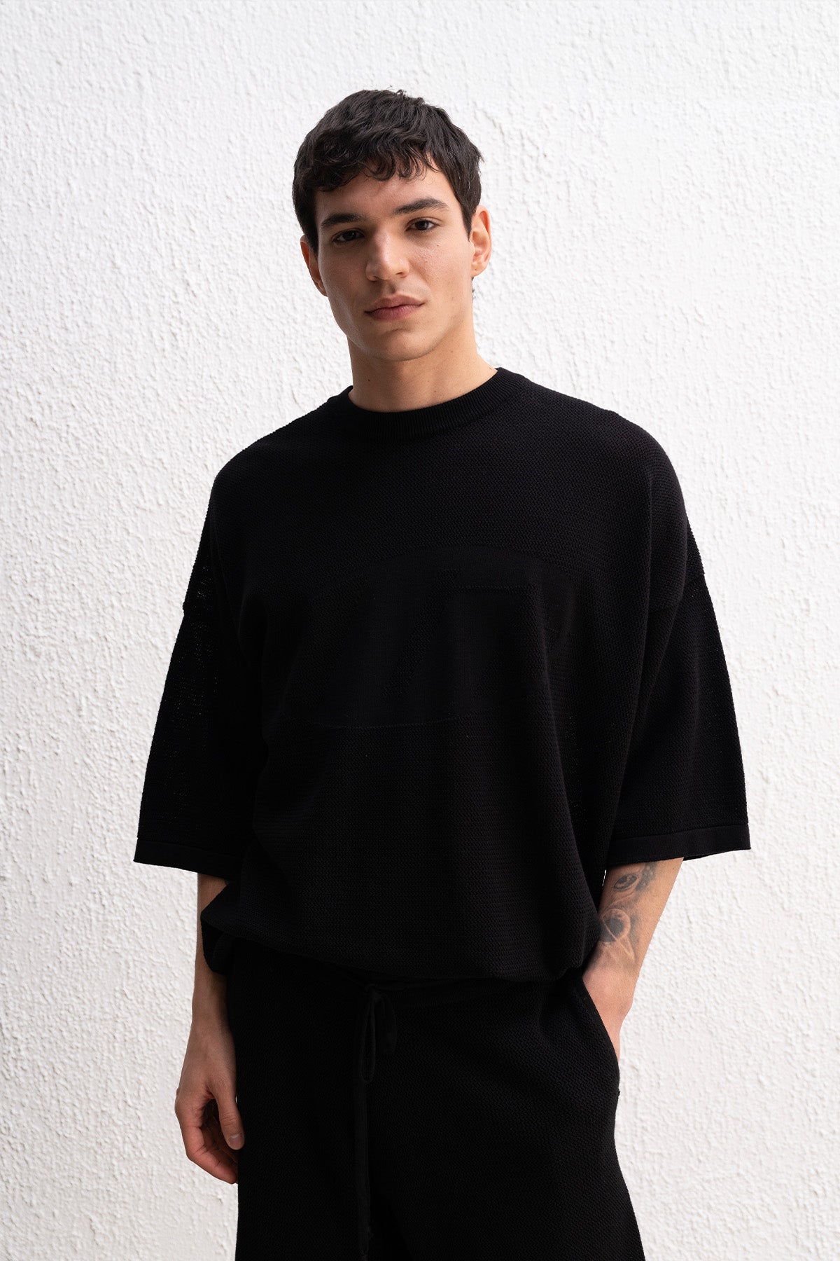 LOGO DETAYLI TRİKO SİYAH T-SHIRT