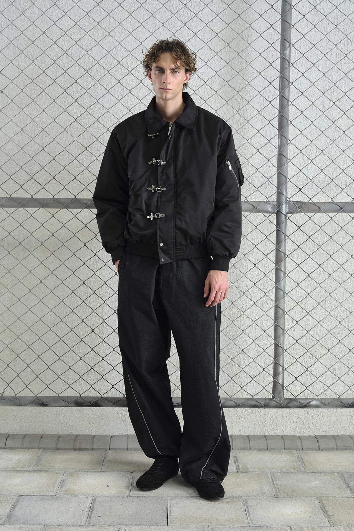 METAL AKSESUARLI SİYAH BOMBER CEKET