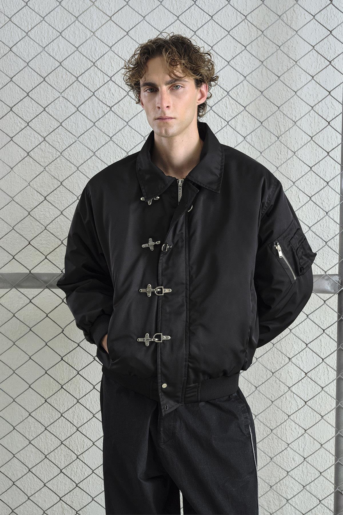 METAL AKSESUARLI SİYAH BOMBER CEKET