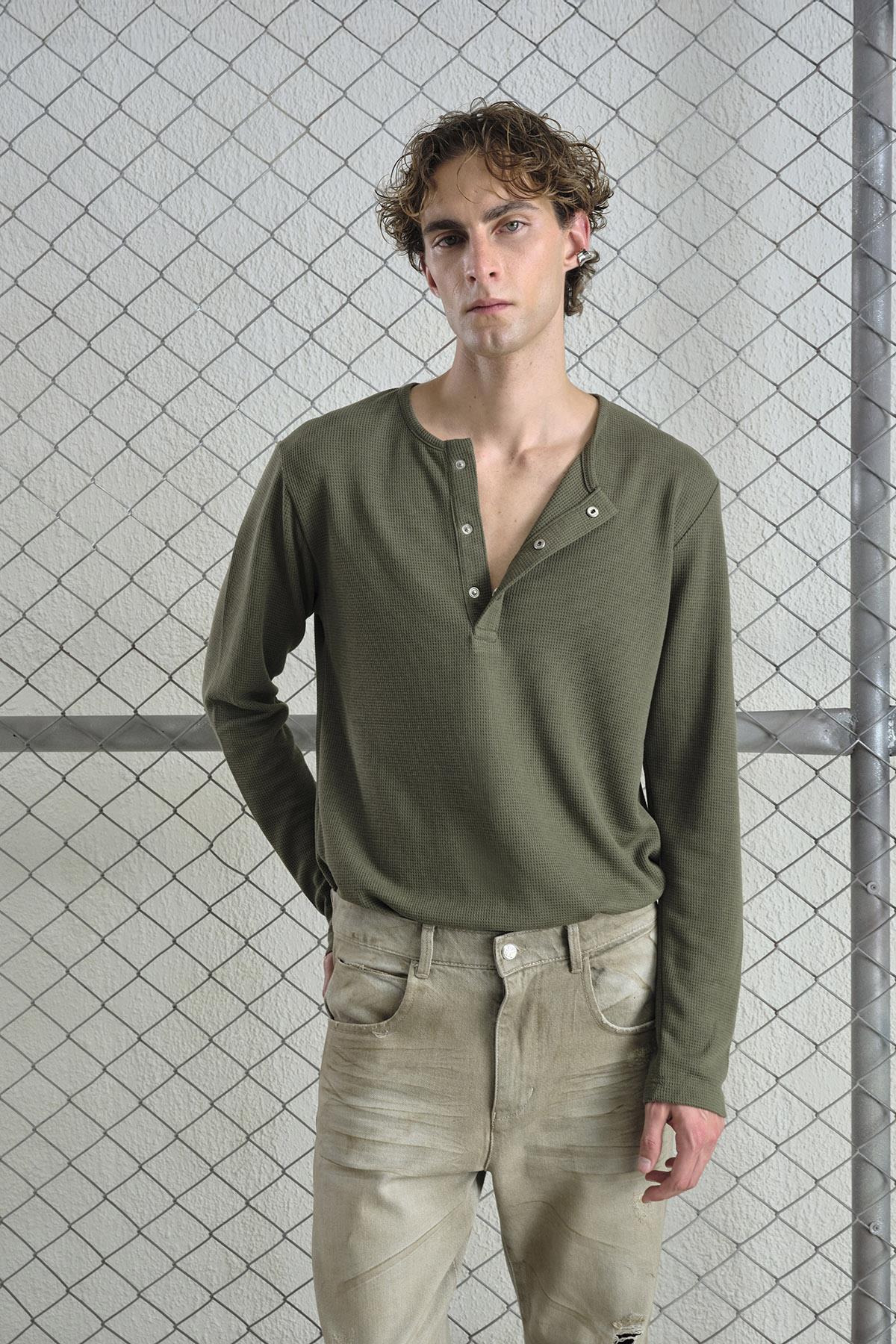 METAL ÇITÇITLI UZUN KOLLU HAKİ T-SHIRT