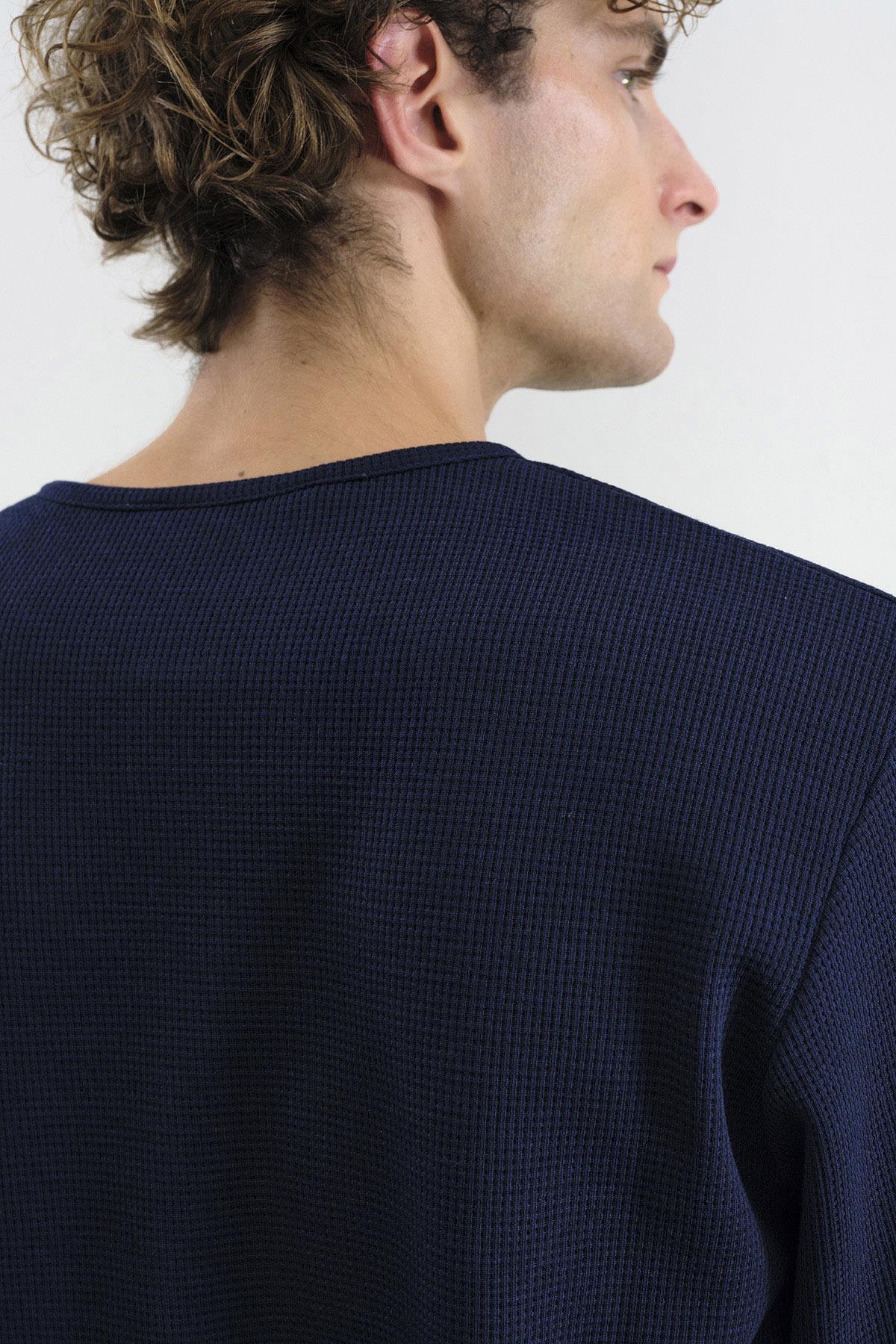 METAL ÇITÇITLI UZUN KOLLU LACİVERT T-SHIRT