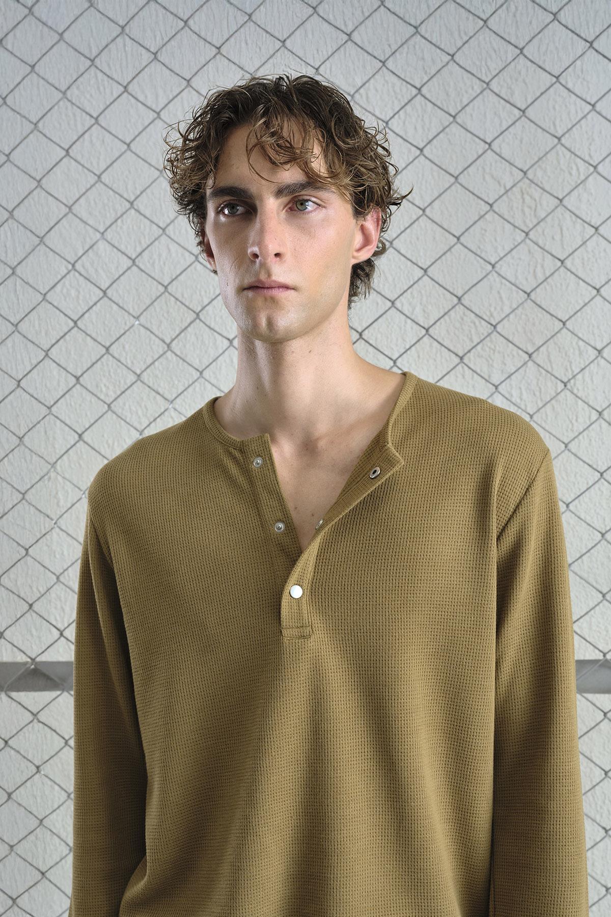 METAL ÇITÇITLI UZUN KOLLU TABA T-SHIRT