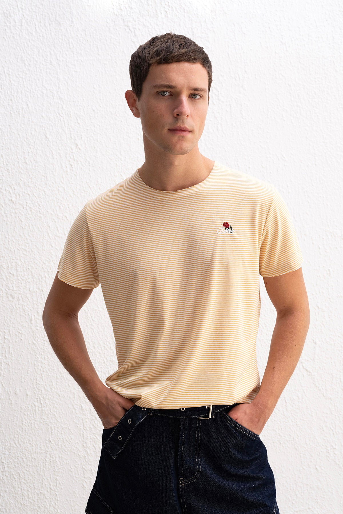 NAKIŞ DETAYLI ÇİZGİLİ SARI T-SHIRT