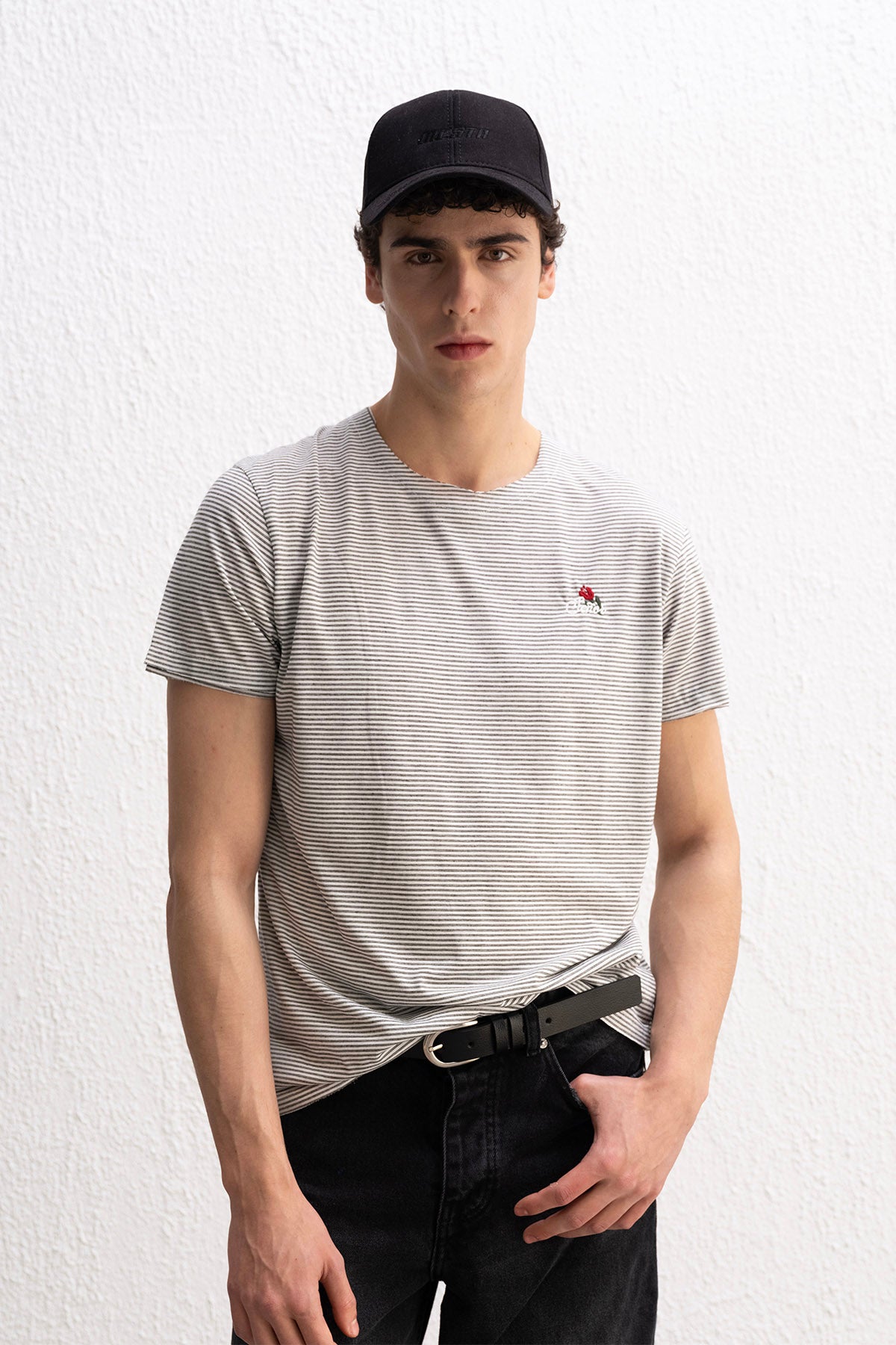 NAKIŞ DETAYLI ÇİZGİLİ SİYAH T-SHIRT