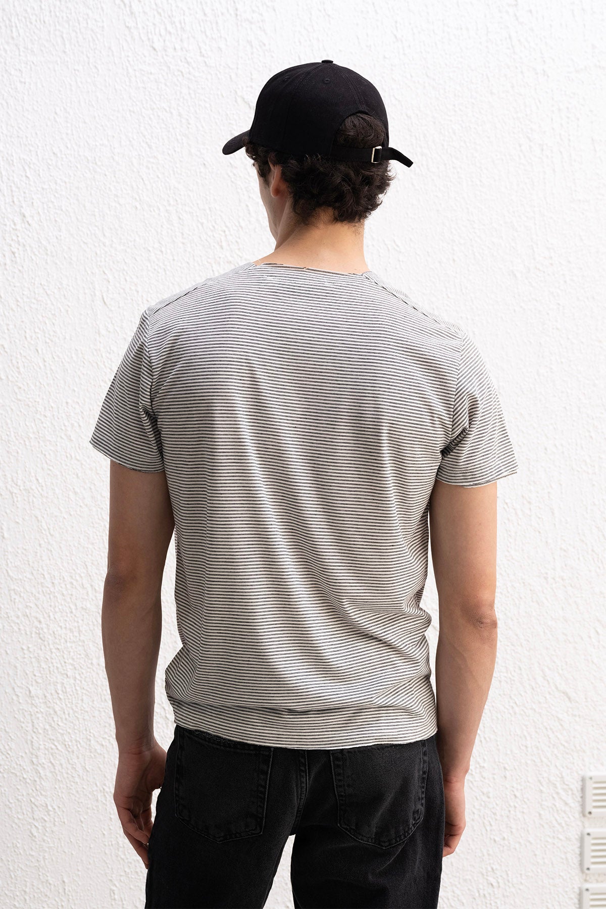 NAKIŞ DETAYLI ÇİZGİLİ SİYAH T-SHIRT - SİYAH S