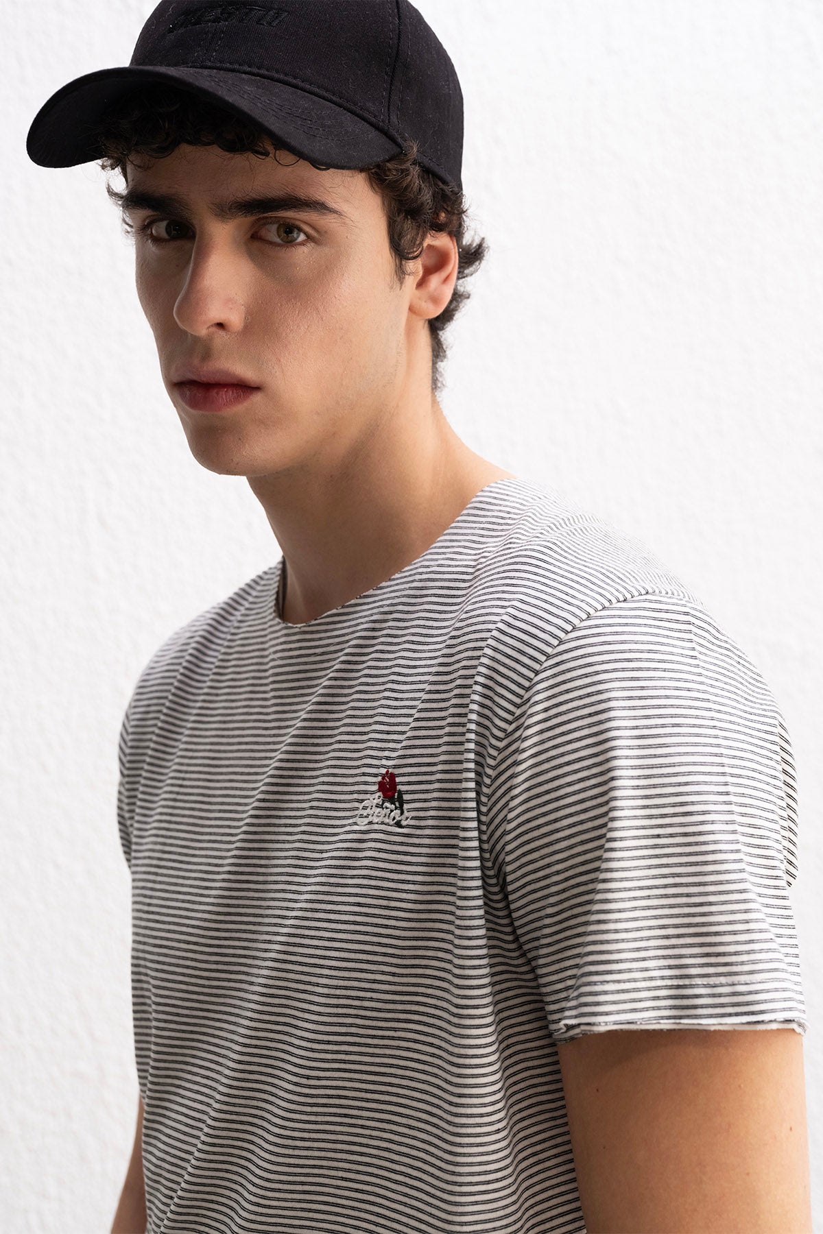 NAKIŞ DETAYLI ÇİZGİLİ SİYAH T-SHIRT