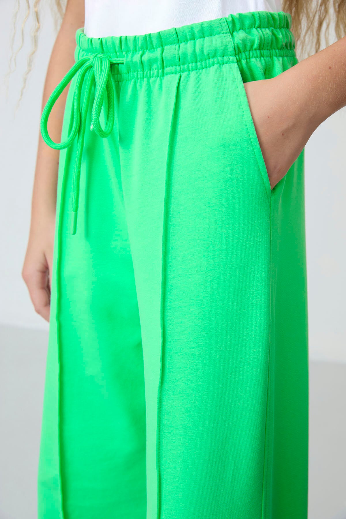 Neon Yeşil Cepli Ön Dikiş Detaylı Geniş Paça Kız Çocuk Eşofman Altı -75144