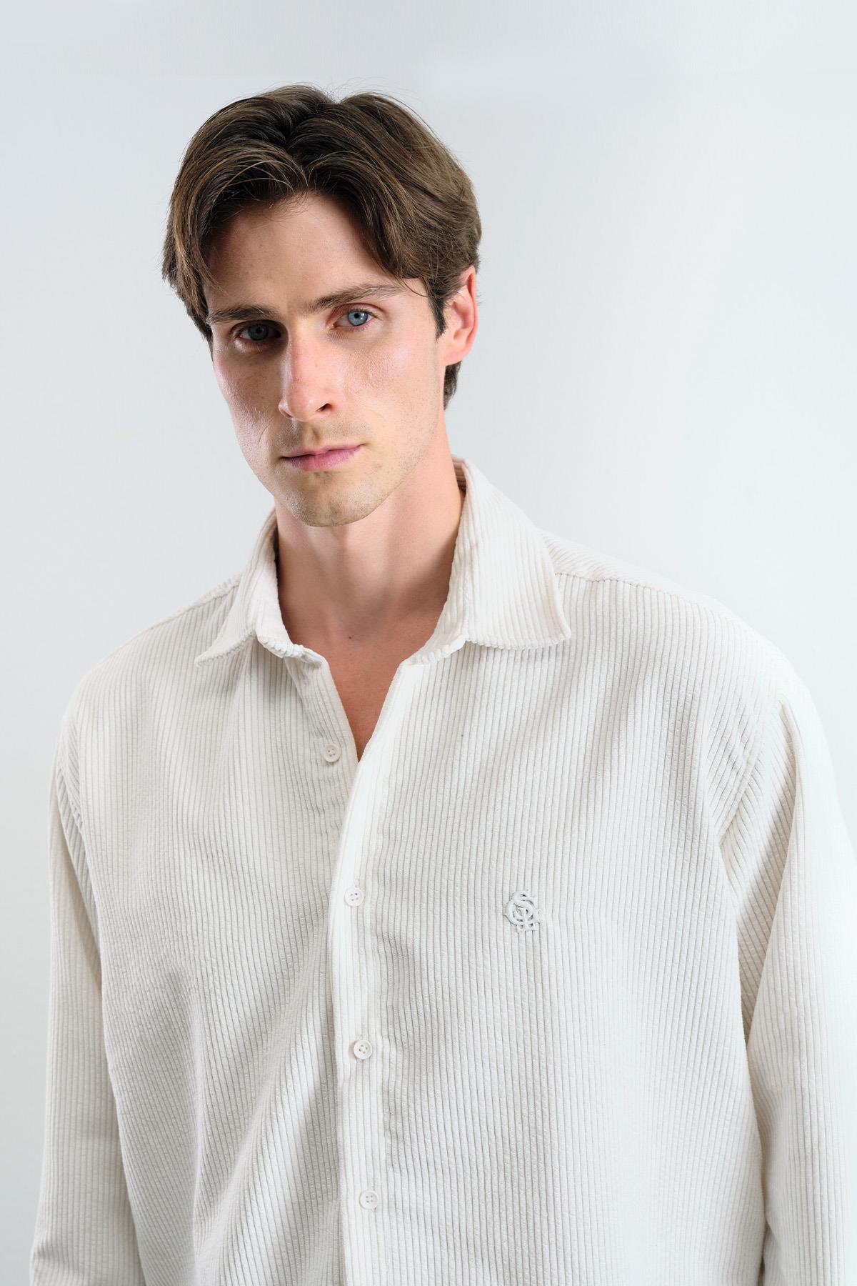 OVERSIZE DÖKÜMLÜ KADİFE BEYAZ GÖMLEK