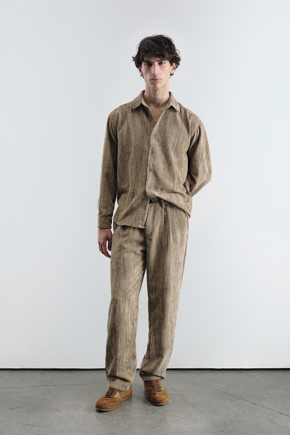 OVERSIZE EFEKTLİ KADİFE KAHVERENGİ GÖMLEK