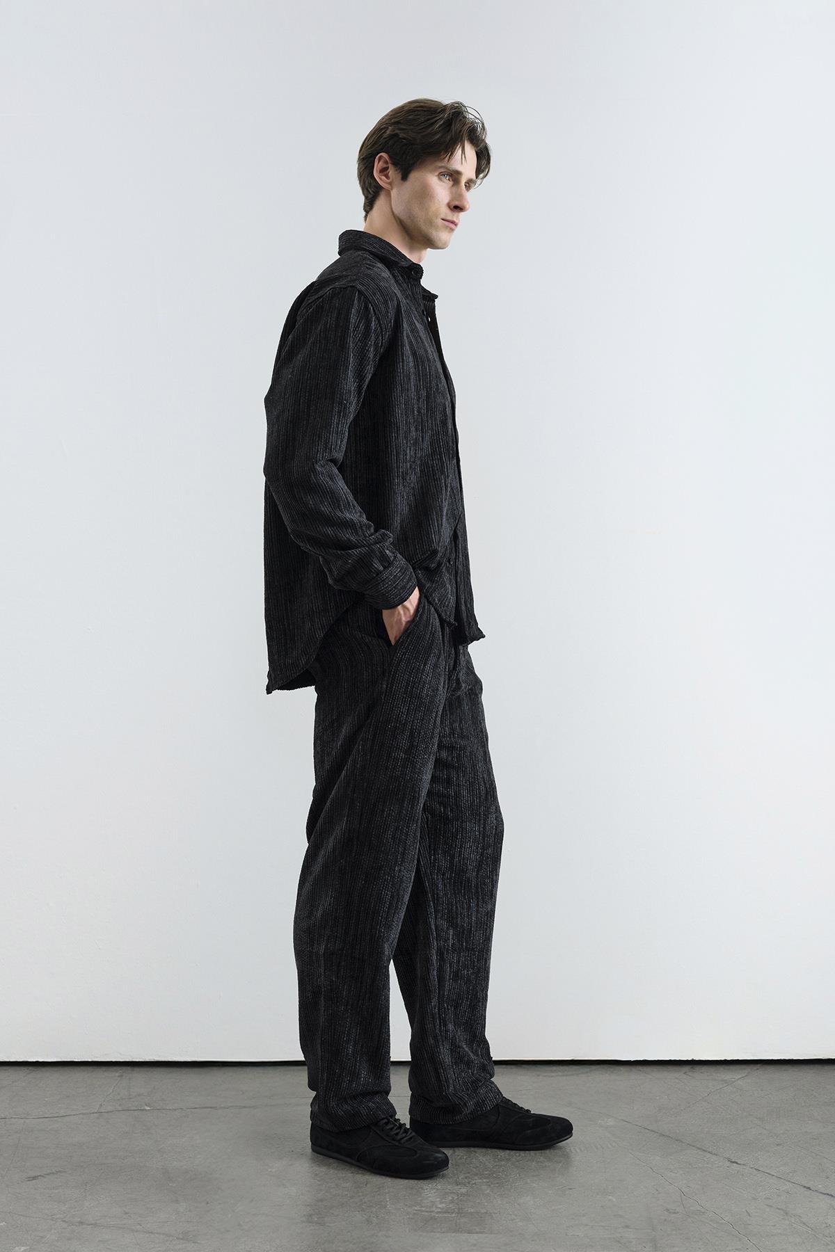 OVERSIZE EFEKTLİ KADİFE SİYAH GÖMLEK