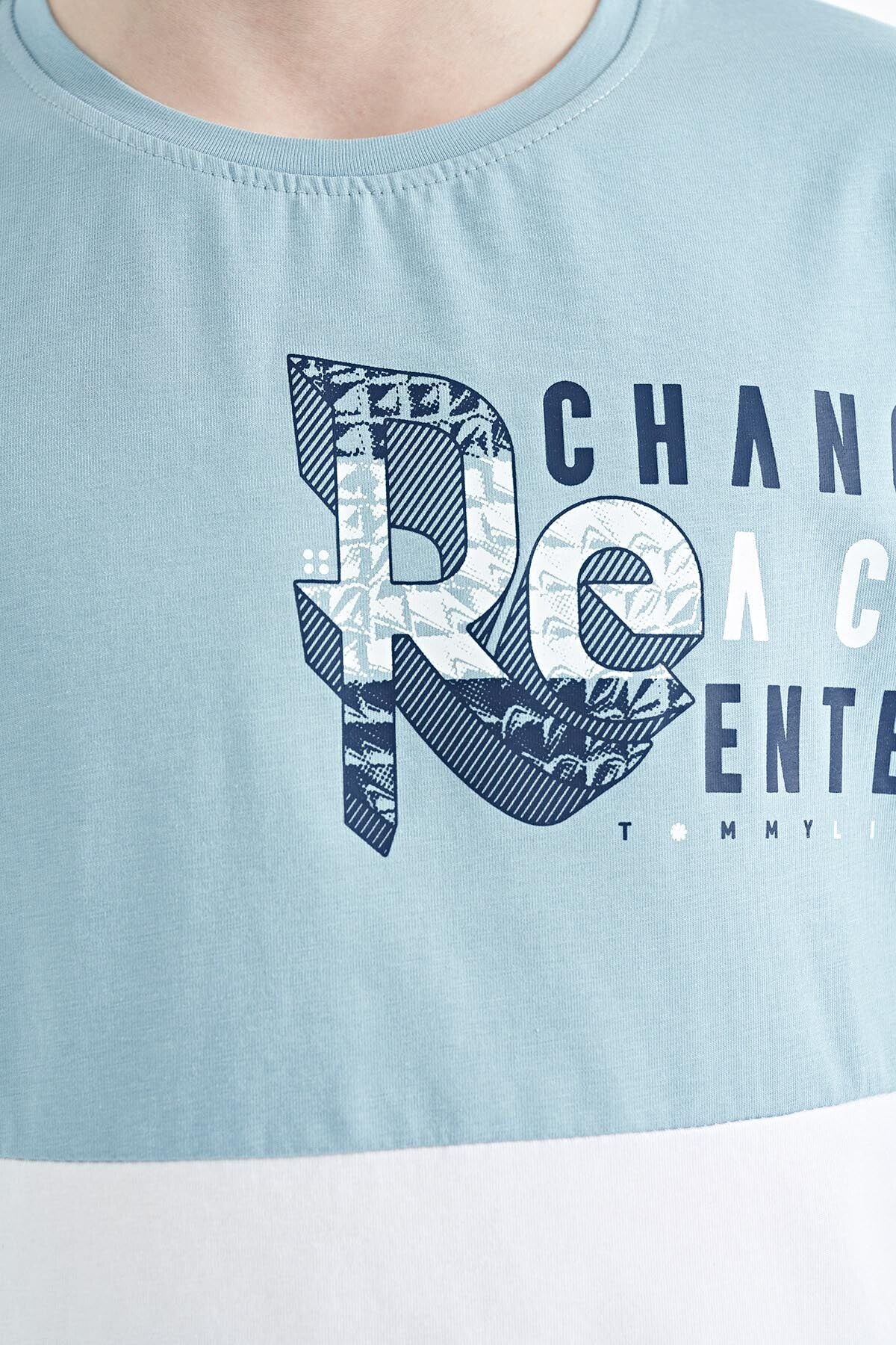 Açık Mavi Baskı Detaylı Renk Bloklu Standart Kalıp O Yaka Erkek Çocuk T-Shirt - 11107