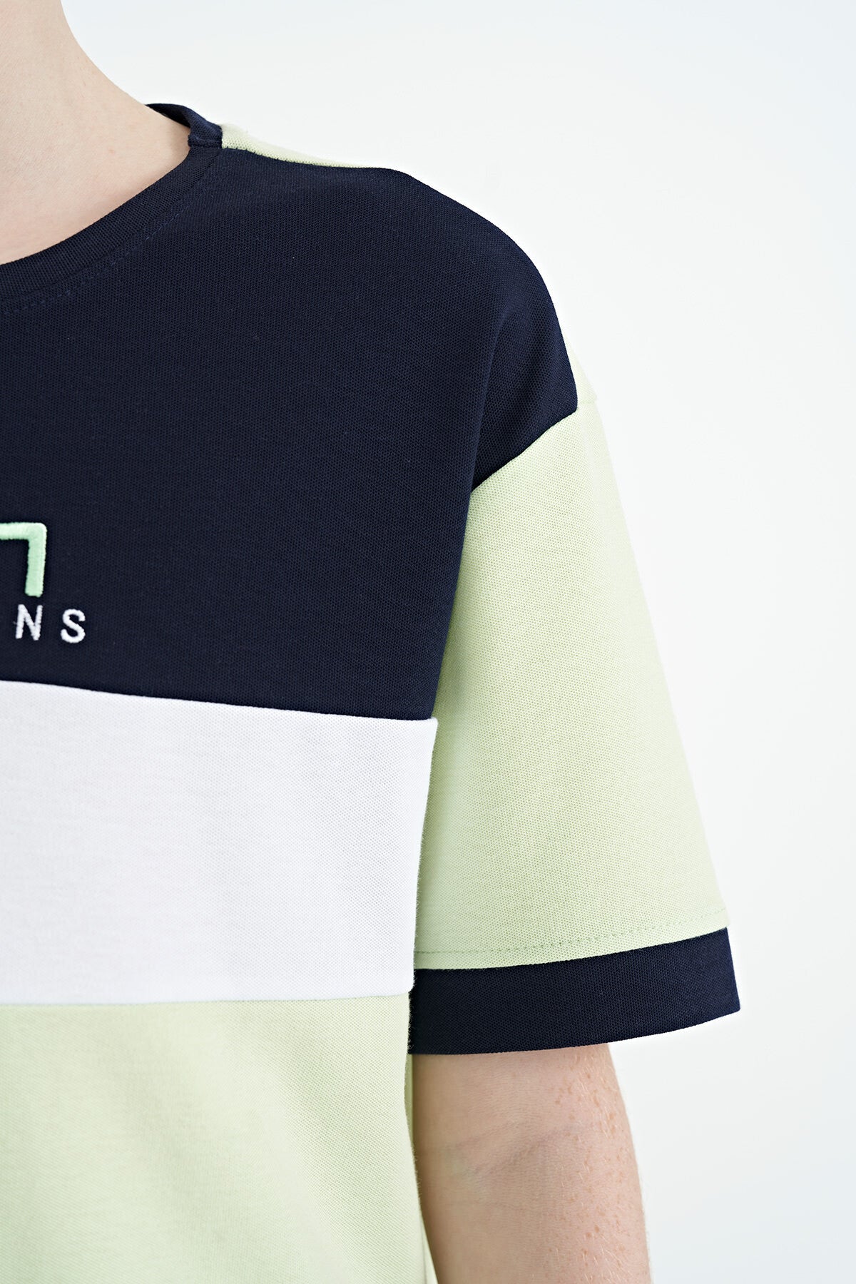 Açık Yeşil Renk Geçişli Nakışlı Oversize Erkek Çocuk T-Shirt - 11159