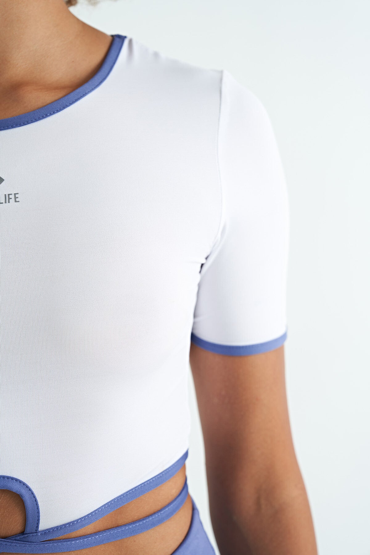 Beyaz Bel Bağlama Detaylı O Yaka Standart Kalıp Dalgıç Kumaş Kadın Crop T-Shirt - 97266