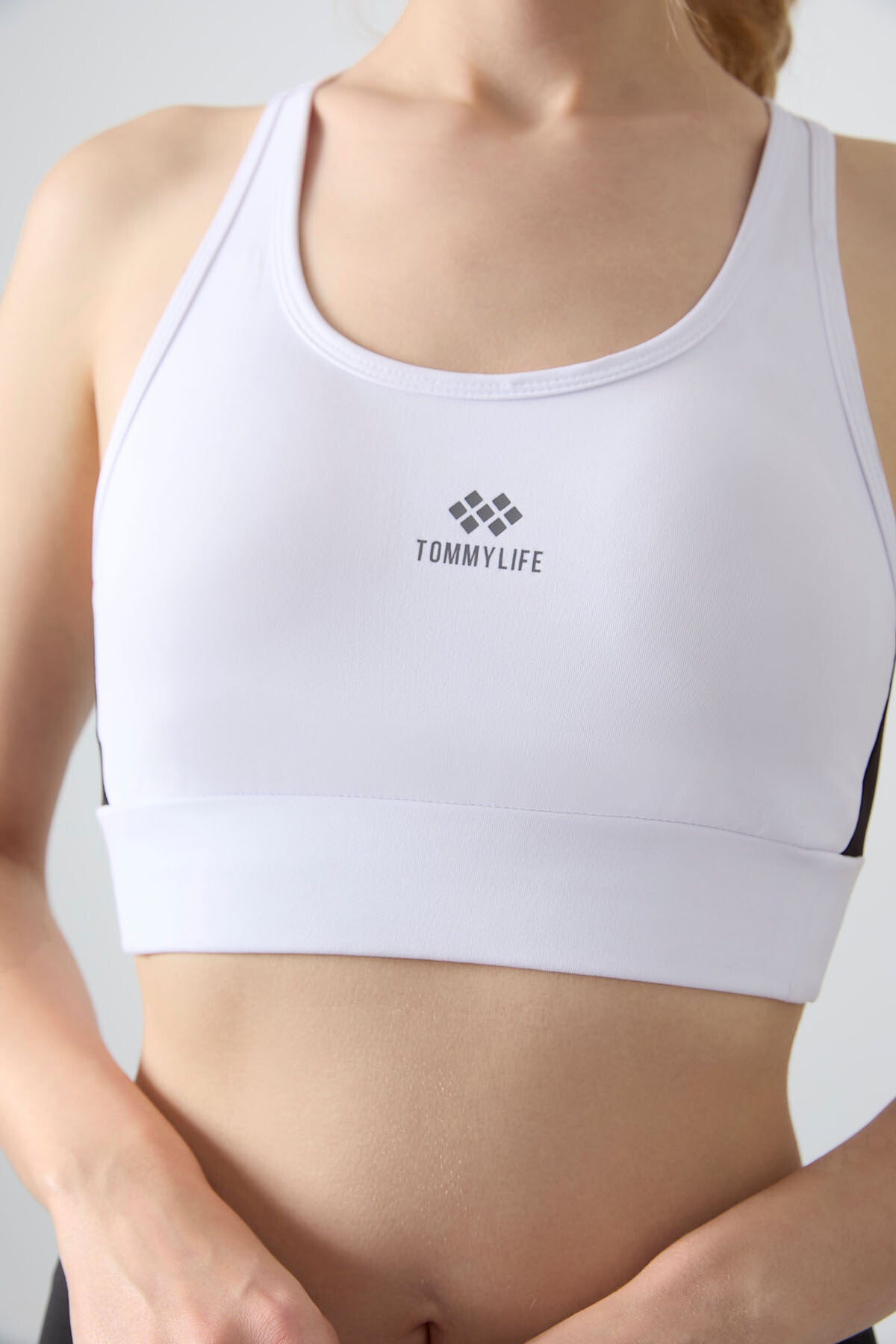Beyaz Çapraz Sırt Detaylı Slim Fit U Yaka Pedli Kadın Spor Büstiyer - 97121