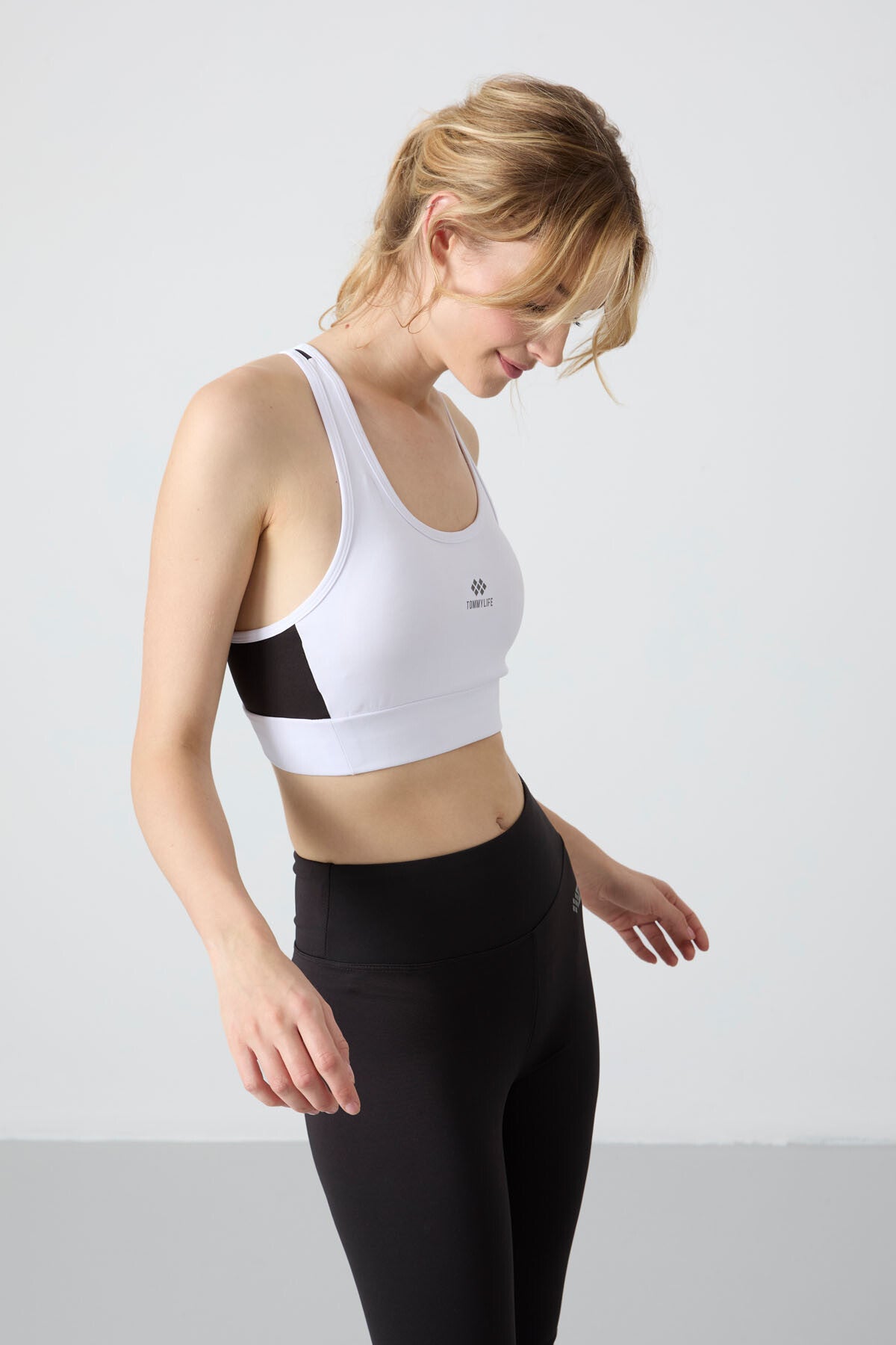 Beyaz Çapraz Sırt Detaylı Slim Fit U Yaka Pedli Kadın Spor Büstiyer - 97121