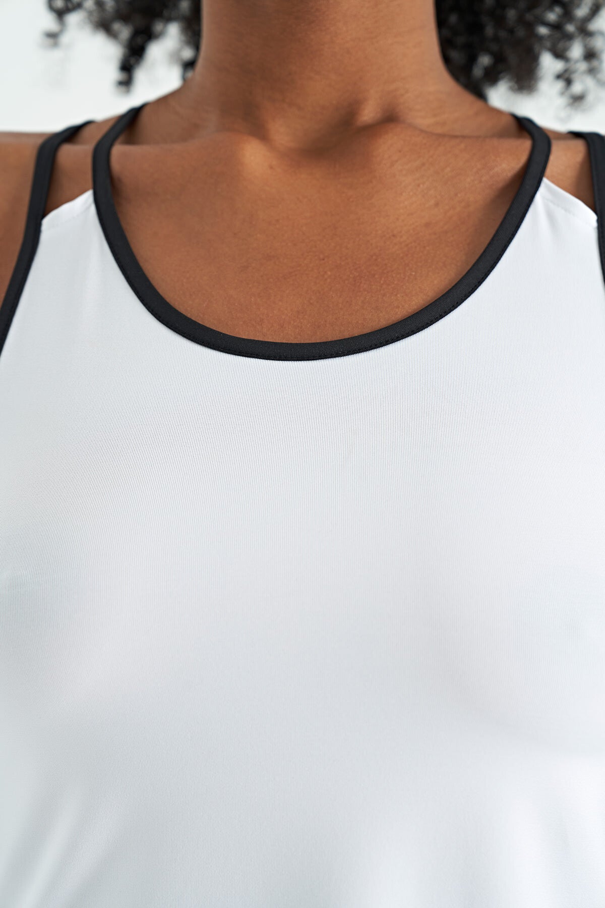 Beyaz Çift Askılı Sırt Detaylı Standart Kalıp Kadın Spor Atlet - 97258