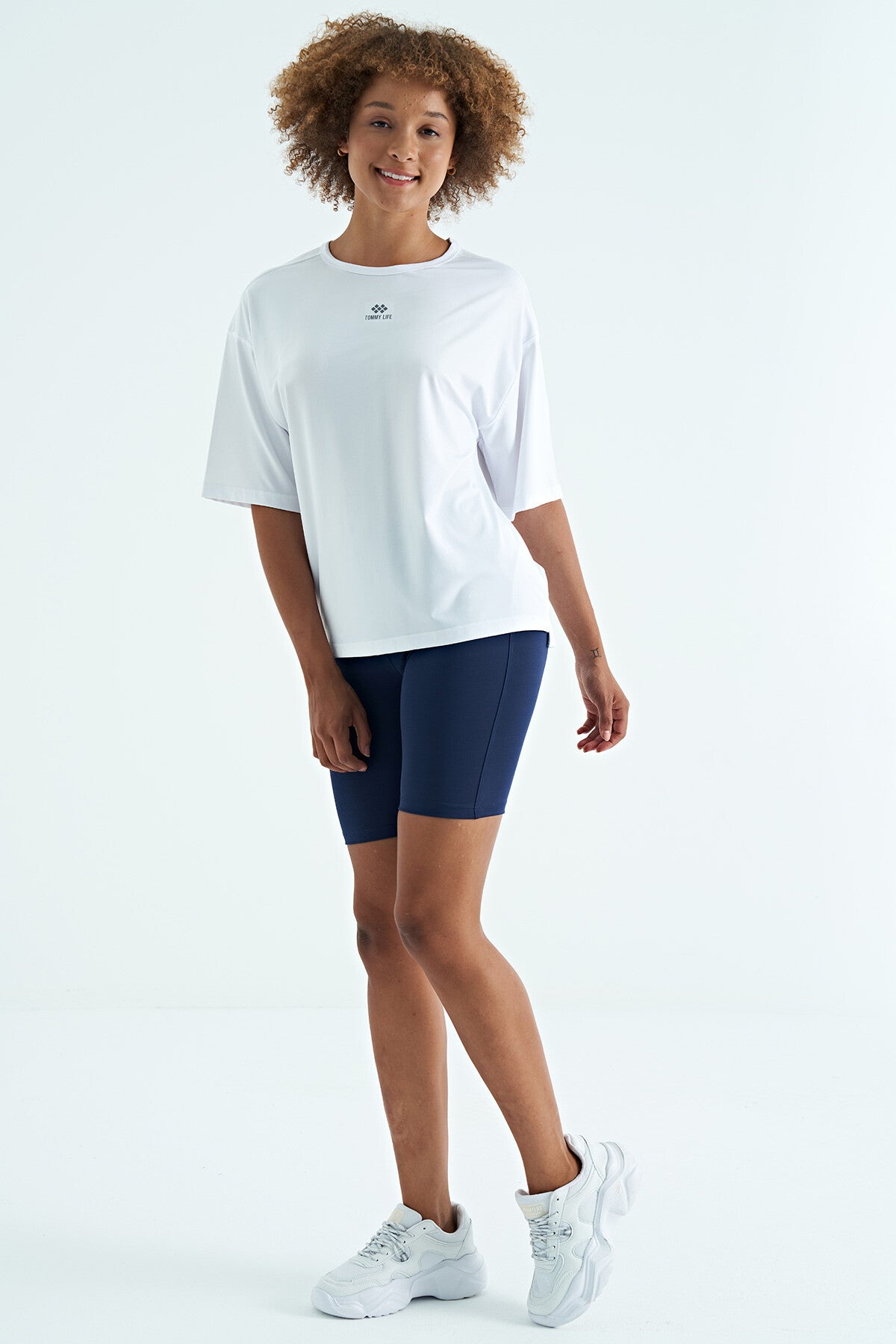 Beyaz O Yaka Baskı Detaylı Oversize Kısa Kol Kadın T-Shirt - 97263