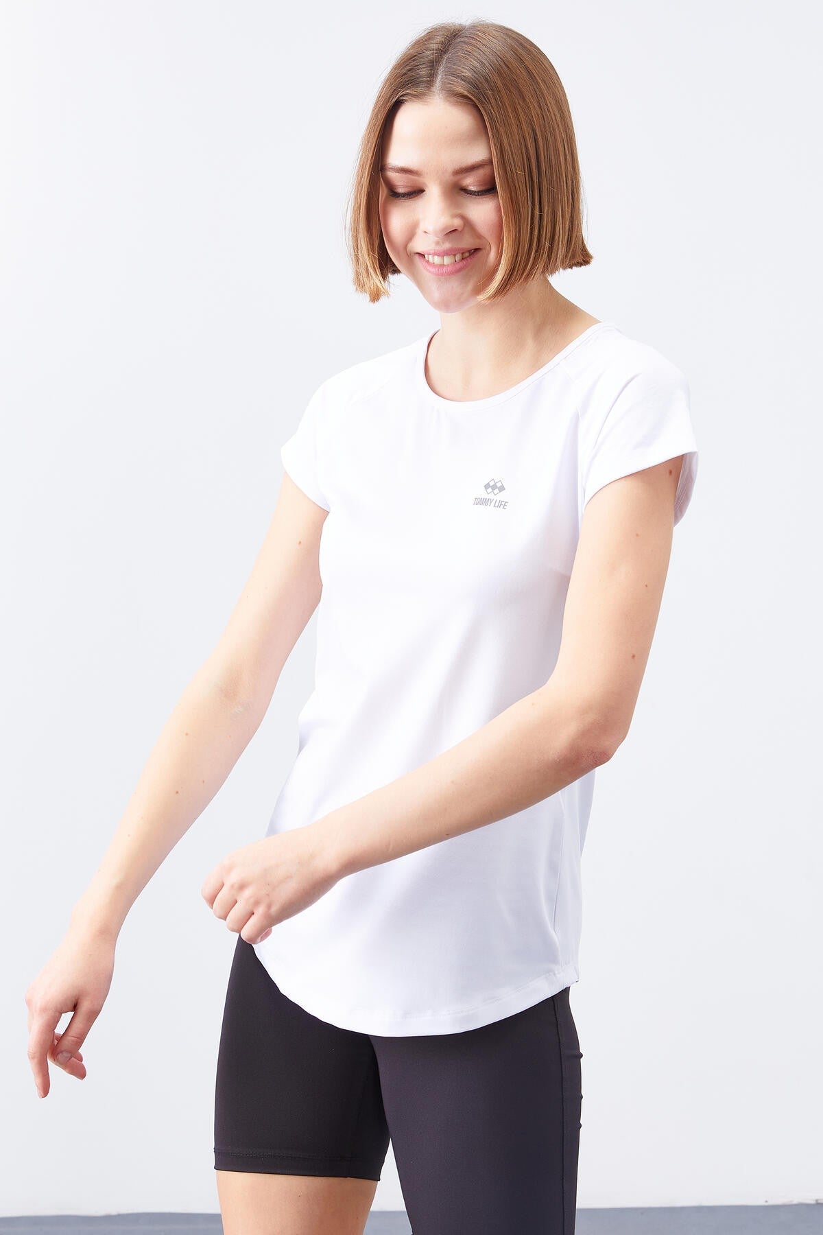 Beyaz Sırt Pencereli Kısa Kol Standart Kalıp O Yaka Kadın T-Shirt - 97101