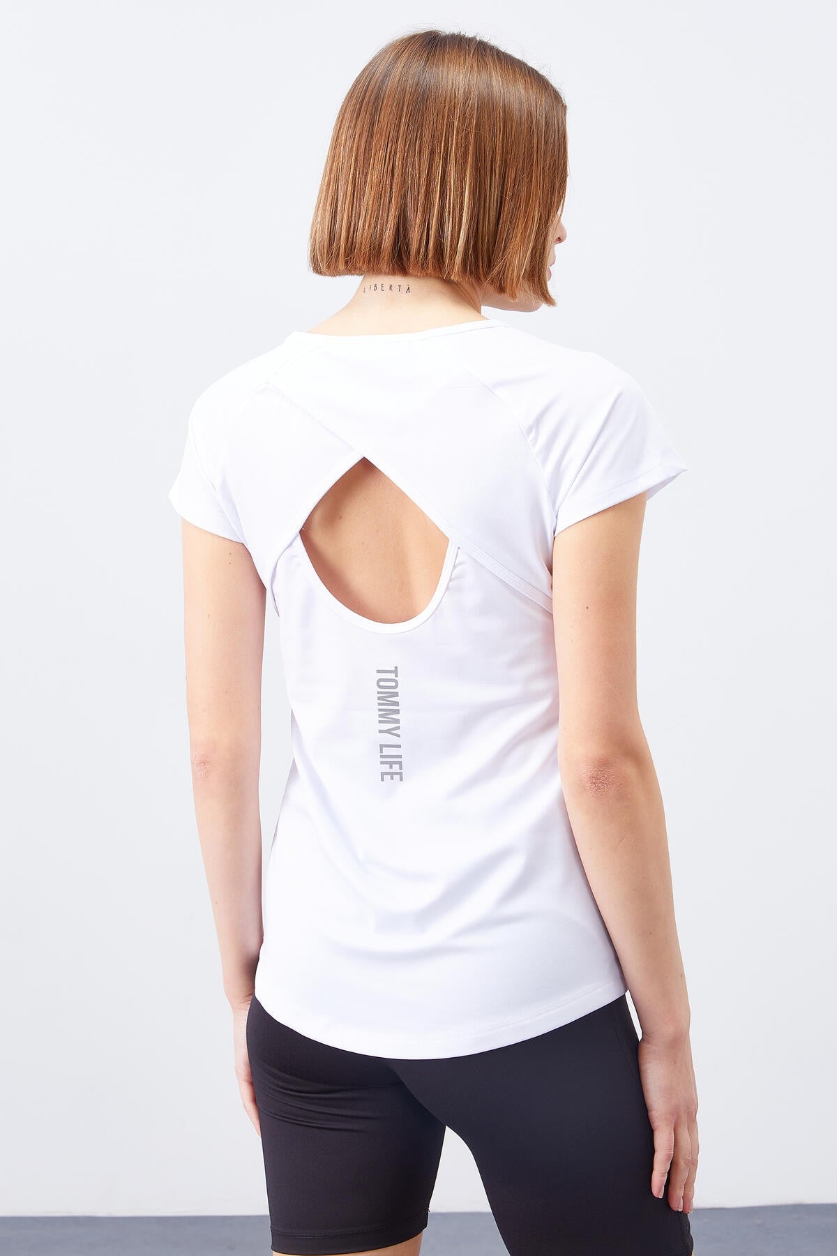 Beyaz Sırt Pencereli Kısa Kol Standart Kalıp O Yaka Kadın T-Shirt - 97101