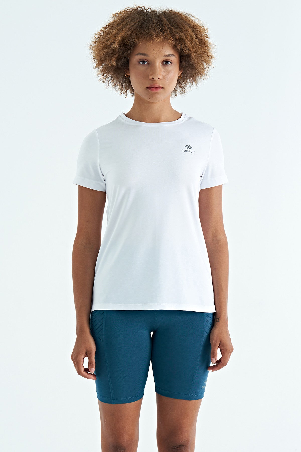 Beyaz Sırt Yırtmaç Detaylı O Yaka Kısa Kollu Standart Kalıp Kadın T-Shirt - 97267