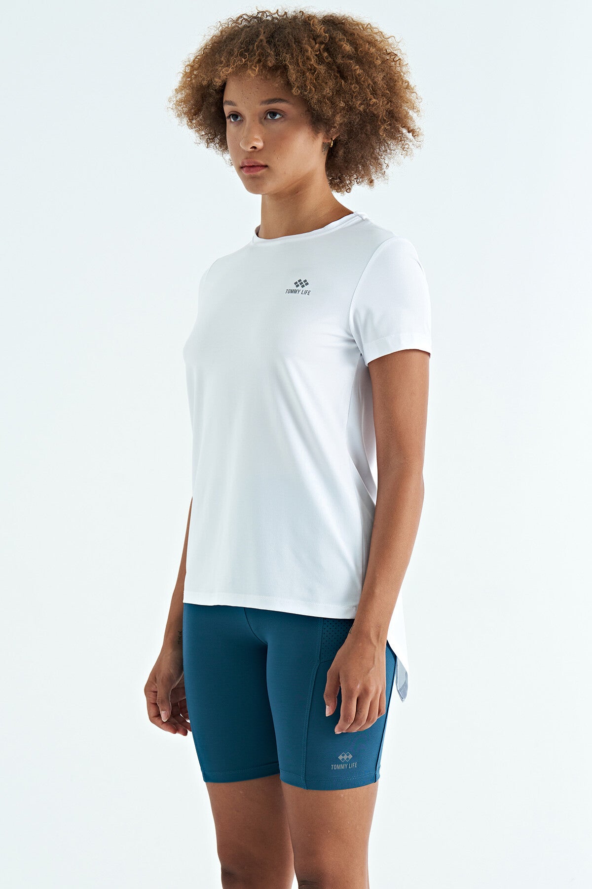 Beyaz Sırt Yırtmaç Detaylı O Yaka Kısa Kollu Standart Kalıp Kadın T-Shirt - 97267