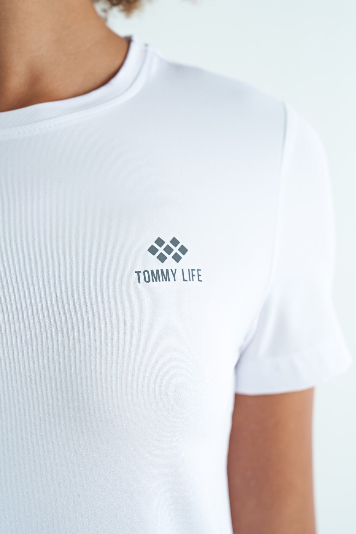 Beyaz Sırt Yırtmaç Detaylı O Yaka Kısa Kollu Standart Kalıp Kadın T-Shirt - 97267