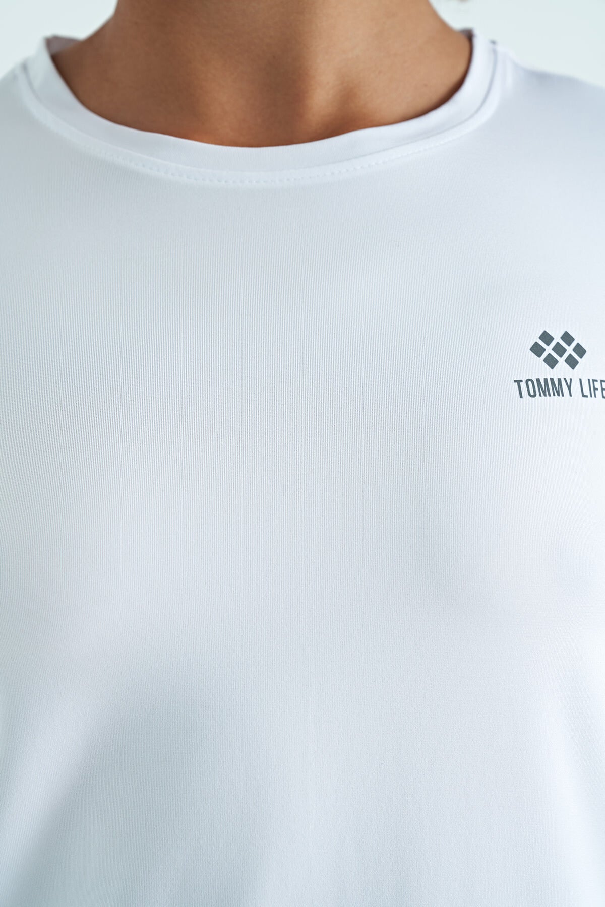 Beyaz Sırt Yırtmaç Detaylı O Yaka Kısa Kollu Standart Kalıp Kadın T-Shirt - 97267