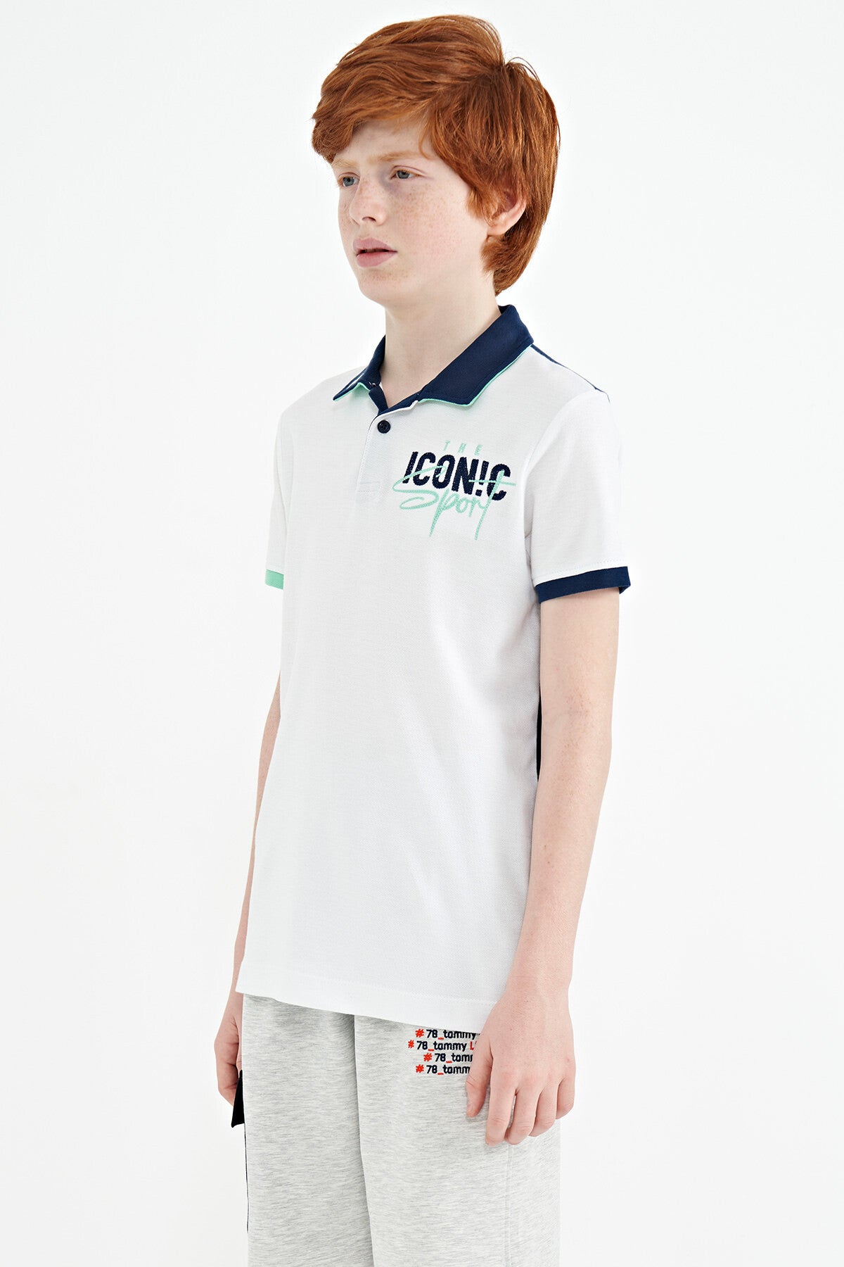 Beyaz Yaka Gögüs Nakış Detaylı Standart Kalıp Polo Yaka Erkek Çocuk T-Shirt - 11139
