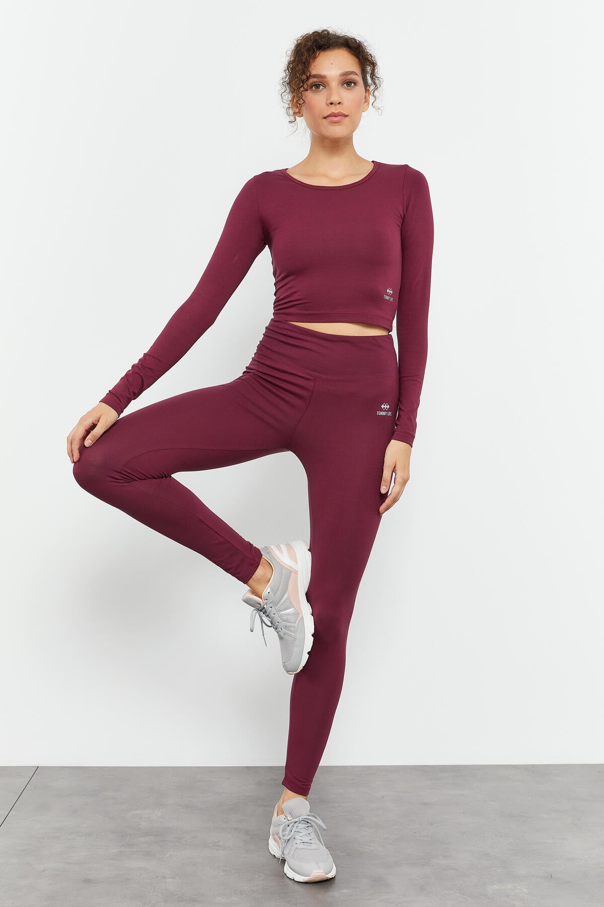 Bordo Uzun Kollu Dar Kalıp  O Yaka Kadın Crop Top T-Shirt - 97150