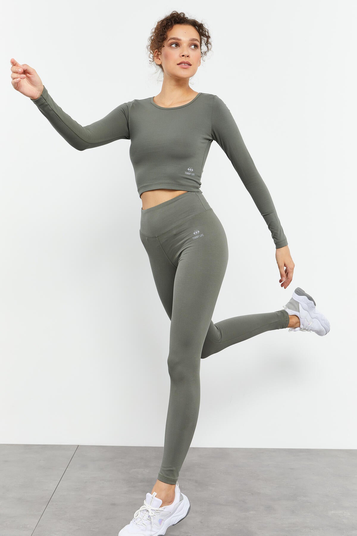 Çağla Uzun Kollu Dar Kalıp  O Yaka Kadın Crop Top T-Shirt - 97150